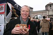 Half beim Verkauf der Teddys: Münchens Bürgermeister Hep Monatzeder (Foto. Martin Schmitz)
